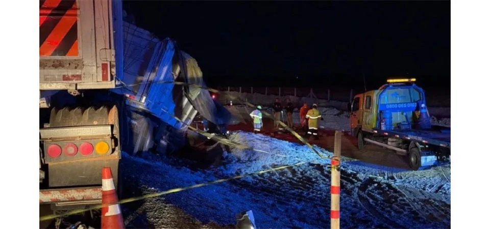 Colisão envolvendo ônibus e carreta deixa 11 mortos na BR-163