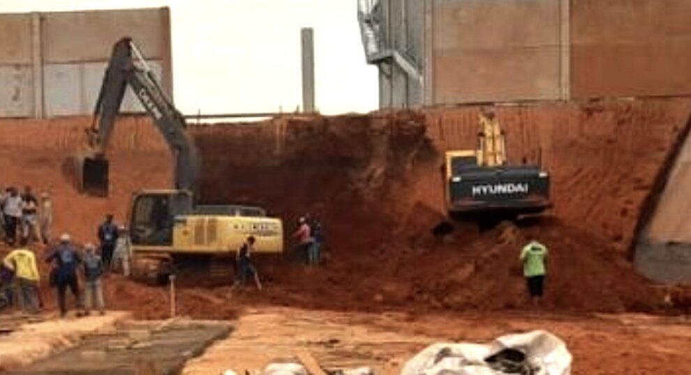 Bombeiros encontram a 13 metros de profundidade corpos de trabalhadores soterrados