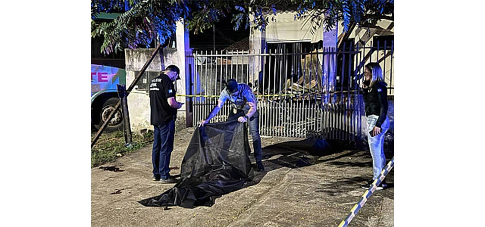 Jovem morre, seis ficam feridos e casa é parcialmente destruída após acidente entre carro e ônibus. Video