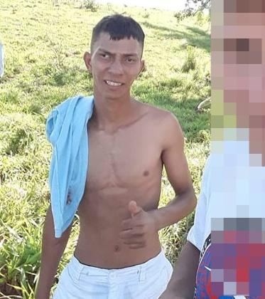 Jovem é encontrado morto com lençol enrolado no pescoço em frente de bar