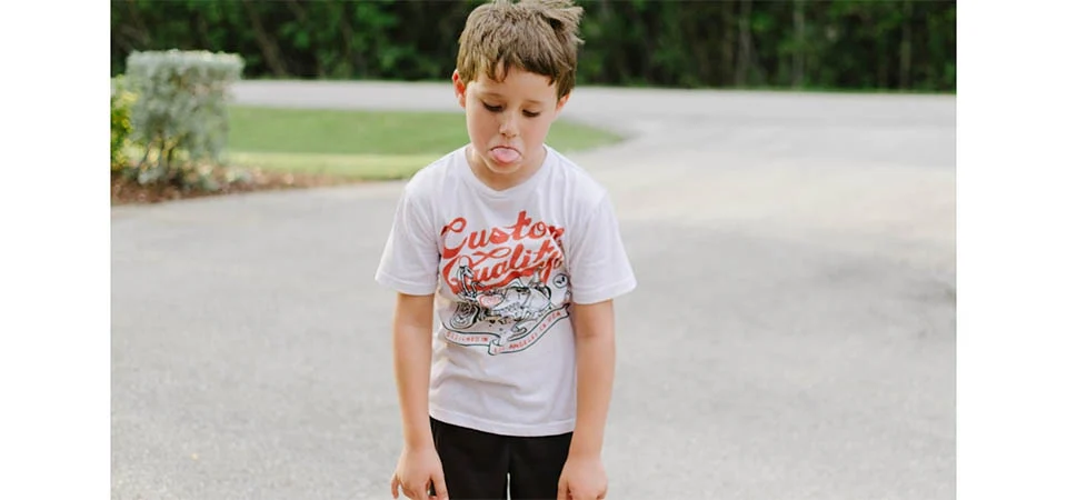 Estudo com 300 mil crianças liga tempo de tela a agressividade e ansiedade