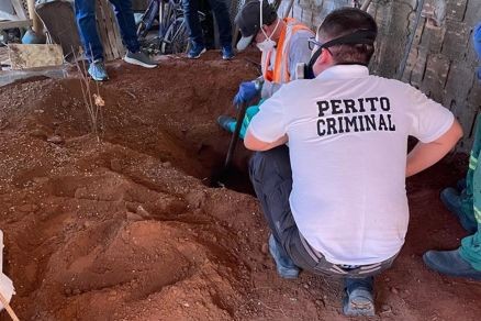Polícia encontra corpo de jovem enterrado dentro de casa