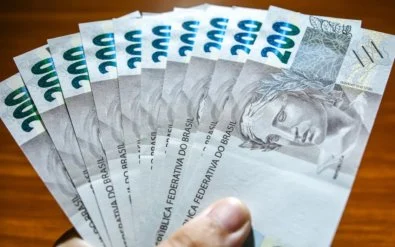 Mulher é presa ao retirar notas falsas