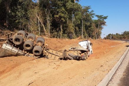 Caminhão tomba com carga de fertilizante roubado e 7 são presos