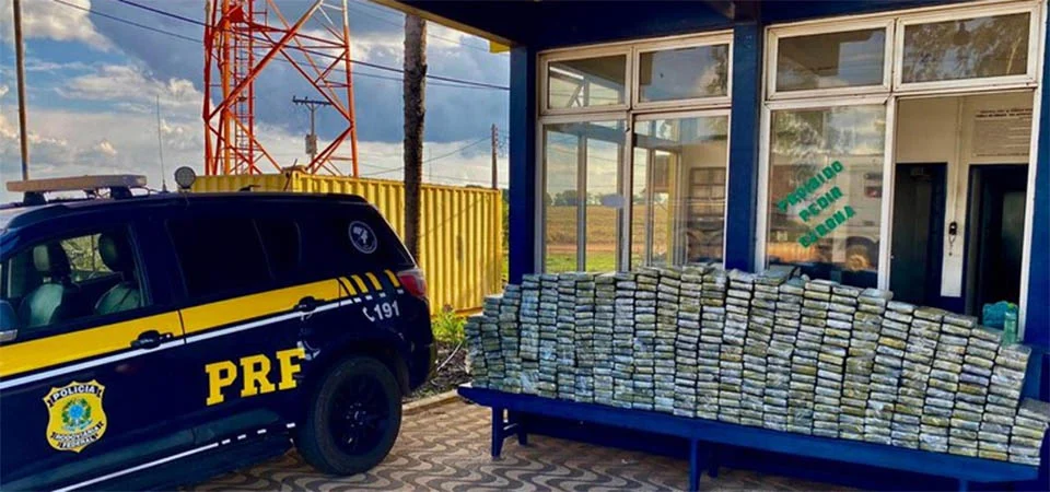 PRF apreende 460 kg de cocaína em fundo falso de caminhão