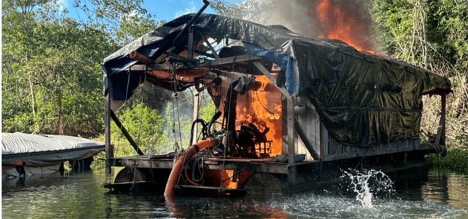 Ibama destrói 23 balsas usadas no garimpo ilegal em terra indígena