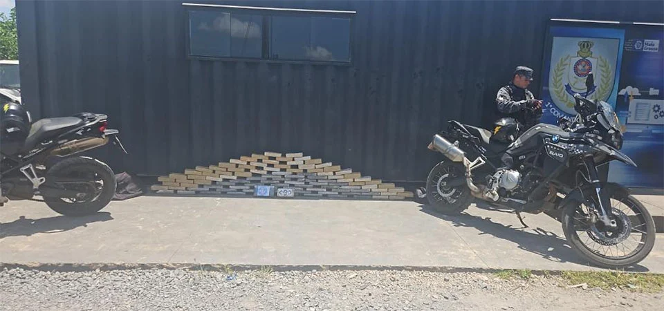 Companhia Raio e PRF apreendem 103 quilos de drogas