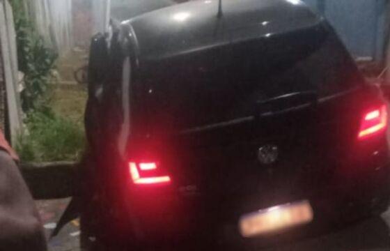 Corpo é encontrado dentro de carro abandonado com bilhete