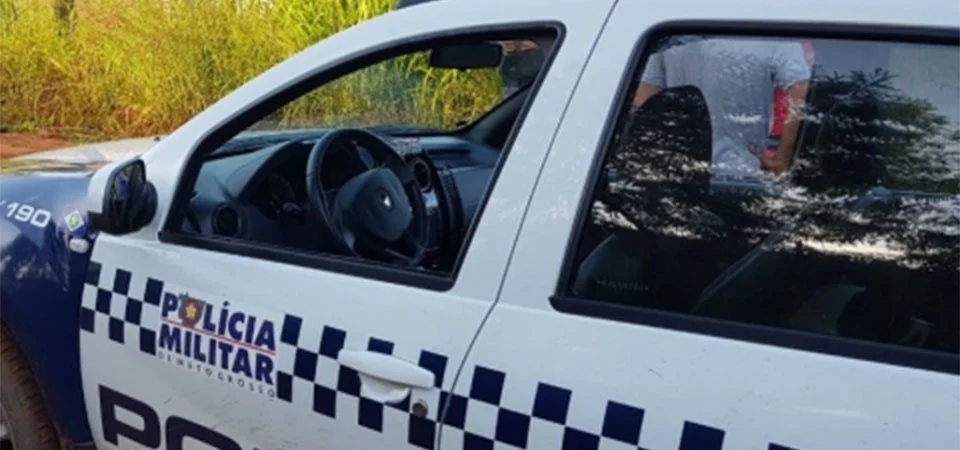 Homem é morto a tiros na porta de bar; namorada fica ferida