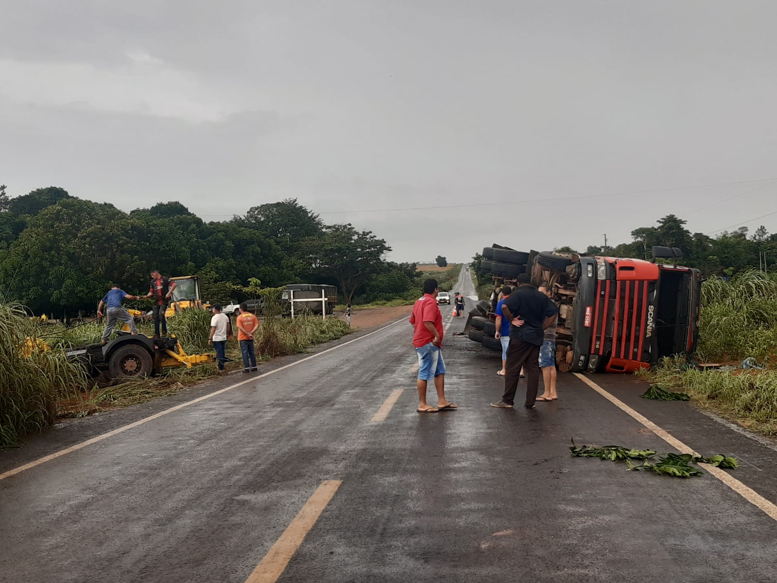 ATUALIZADA: Itanhangá: Caminhão tomba próximo a ponte do Rio Borges. Vídeo