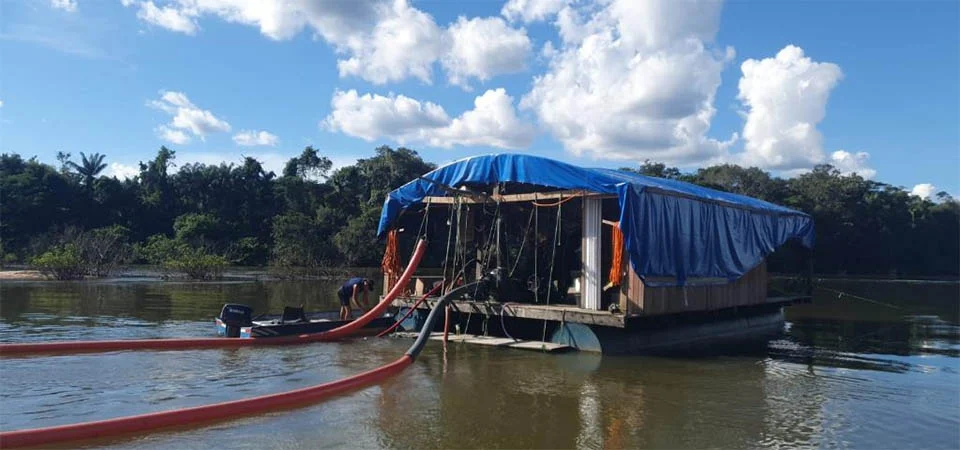 Batalhão Ambiental fecha balsa de garimpo ilegal e apreende caminhão carregado com madeira