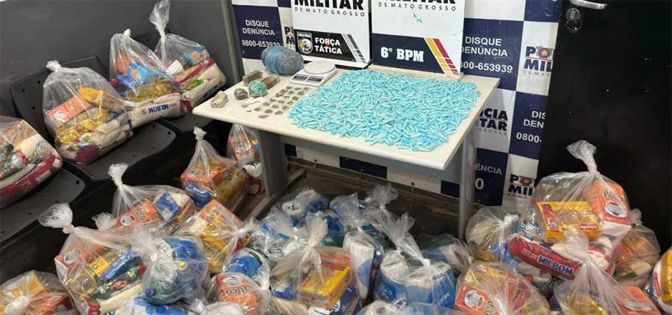 Polícia apreende drogas e cestas básicas em casa usada como depósito por facção