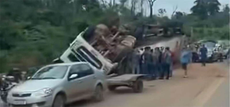 Caminhão com carga de carne tomba na MT-235 e população se aglomera para recolher produtos