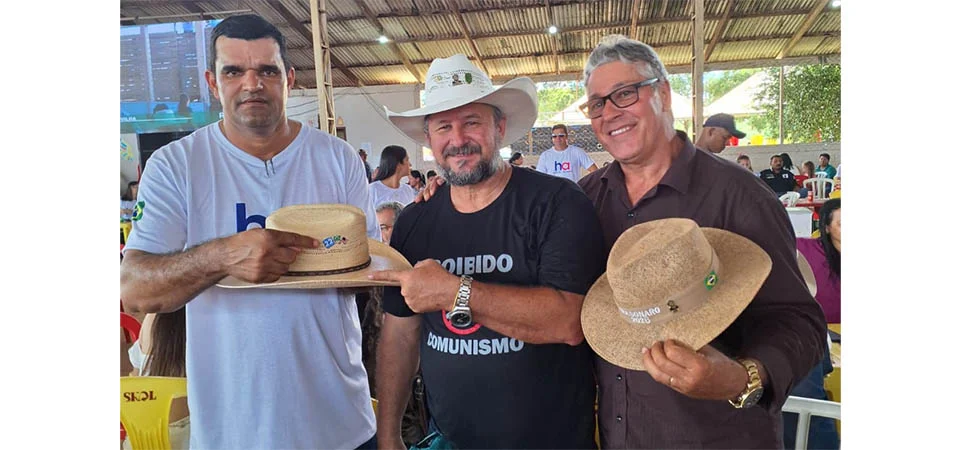 Chapéu autografado por Bolsonaro é leiloado por R$ 22 mil