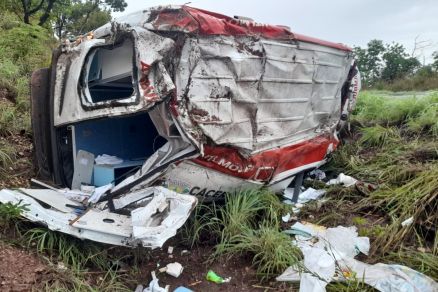 Ambulância capota em rodovia e paciente morre