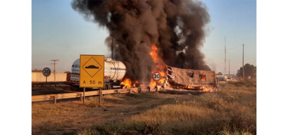 Carreta com diesel bate em traseira de ônibus, explode na BR-364 e deixa quatro mortos