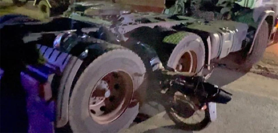 Motociclista morre em grave colisão com caminhão