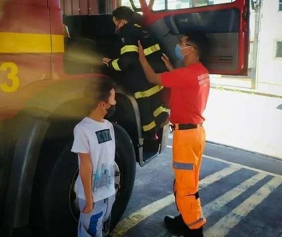 Garoto de 6 anos entrega ‘currículo’ para bombeiros:‘Caso vocês precisem’