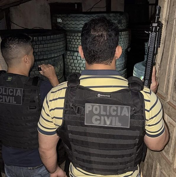 Trio é preso por roubo de R$ 230 mil em pneus de empresa