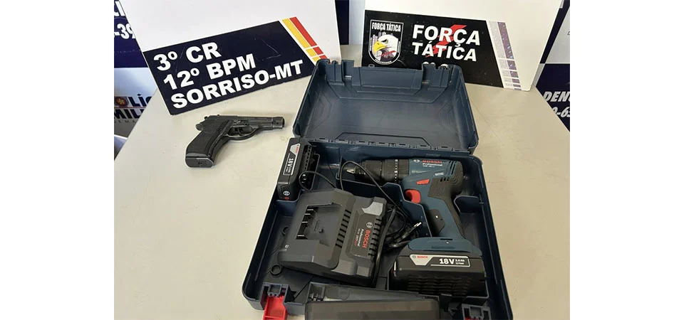 Mãe denuncia filho ao ver chegando em casa com simulacro e ferramentas furtadas