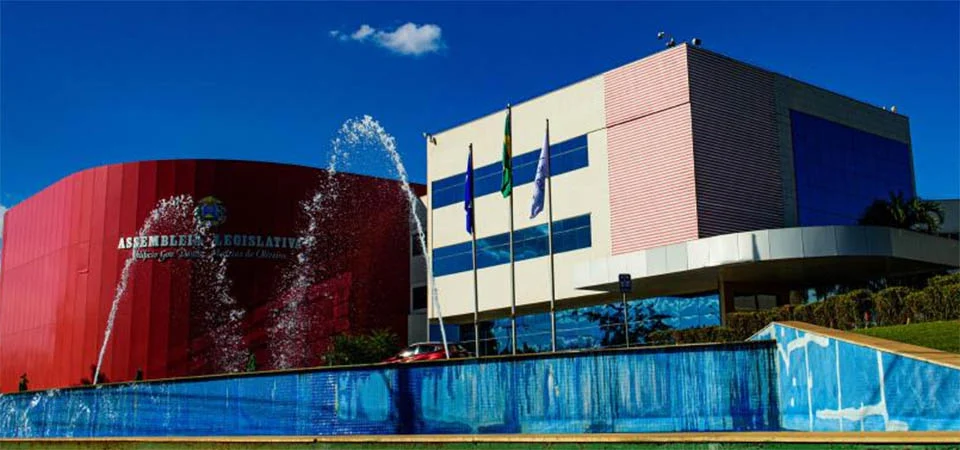 Uso de celulares nas escolas: governos ao redor do mundo avaliam proibições e restrições