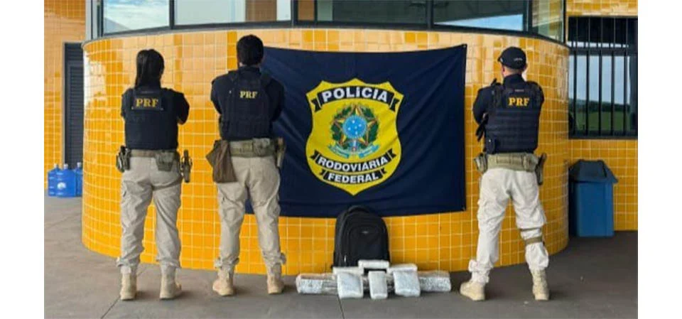 PRF apreende mais de 19 kg de drogas em ônibus interestadual