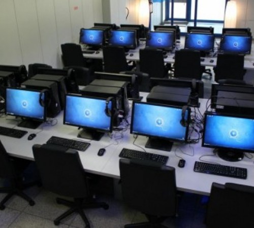 Homem joga gasolina em criança e mãe o impede de tacar fogo