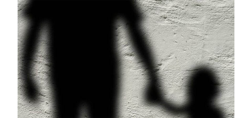 Homem pede copo de água e tenta sequestrar criança