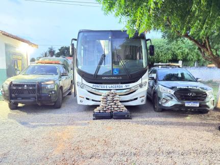 Ônibus de Prefeitura é flagrado com 31 tabletes de maconha