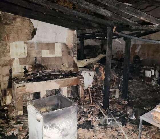 Idosa acende vela pelo filho morto e acaba queimada viva