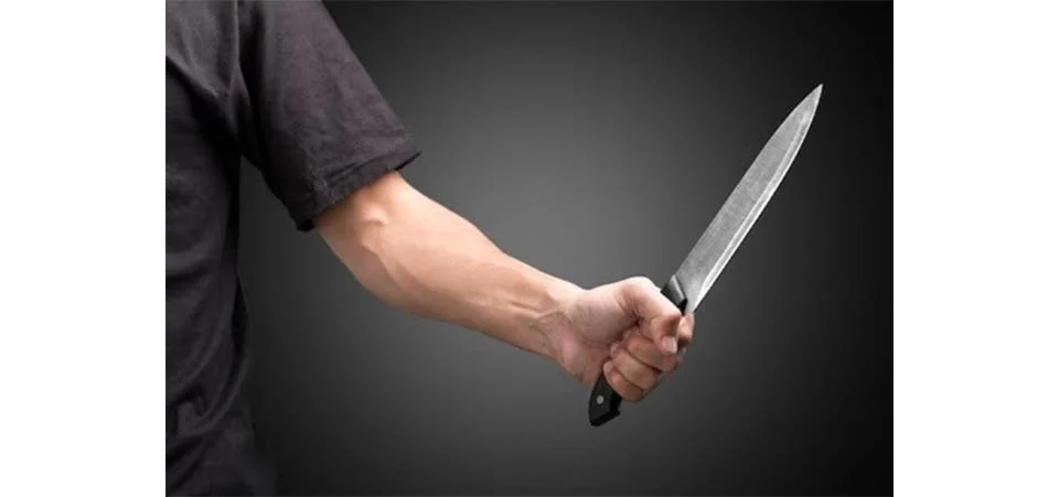 Homem arranca as trip@s de desafeto na f@ca após discussão por balde