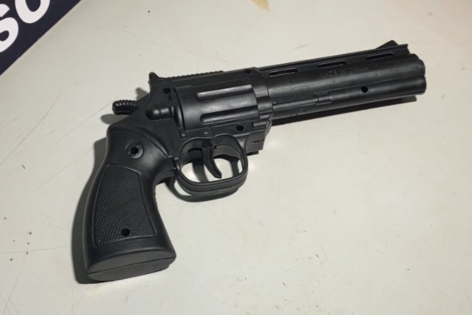 Alunos são apreendidos tentando entrar em escola com simulacro de arma de fogo