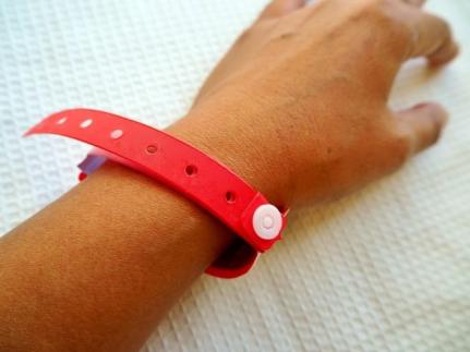 Terceira prefeitura de MT adere à pulseira vermelha para pacientes com covid-19