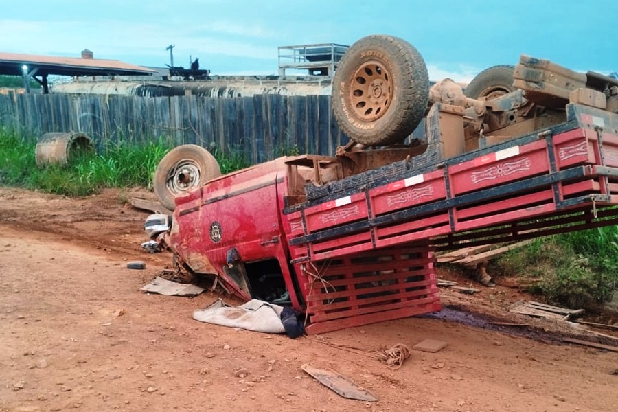 Jovem de 24 anos morre após grave capotamento de caminhonete