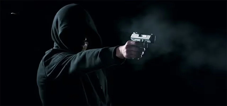 Homem é morto a tiros por dupla encapuzada