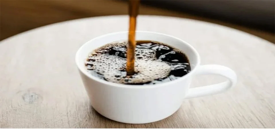 Café quente pode liberar milhões de microplásticos no copo, diz estudo