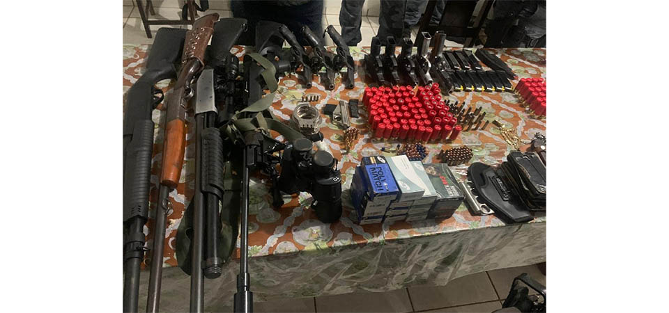 Quadrilha acusada de invadir fazenda é presa com 12 armas e mais de 900 munições