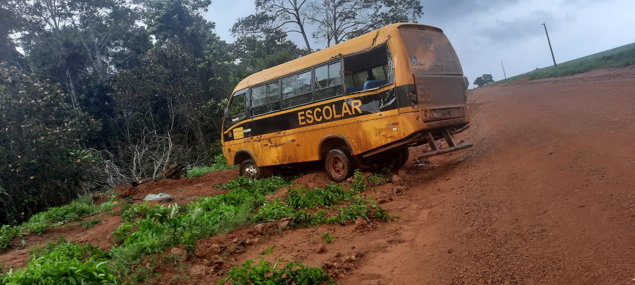 Itanhangá: Ônibus escolar tomba no Vale Do Arinos. Vídeo