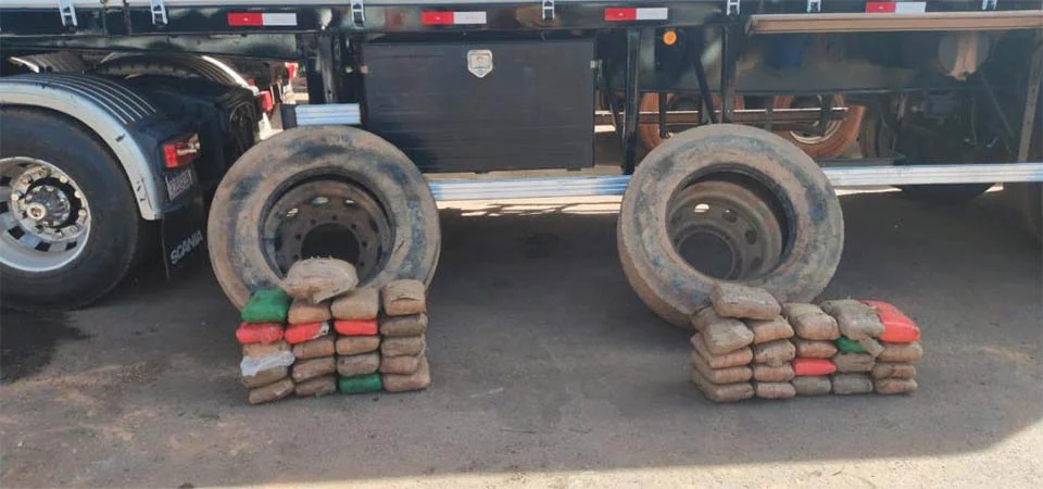 Polícia Civil apreende 42 tabletes de skunk encontrados dentro de pneus de caminhão que foi leiloado