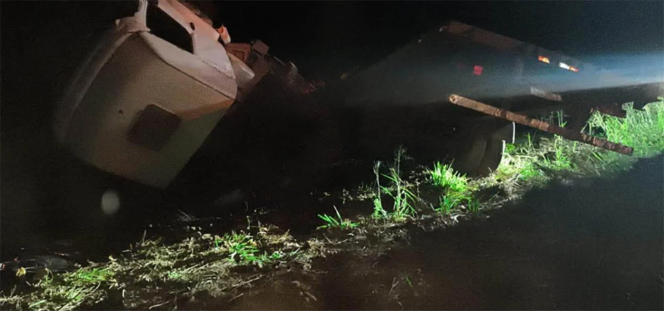 Caminhão sai da pista, tomba e mata o motorista de 67 anos no interior