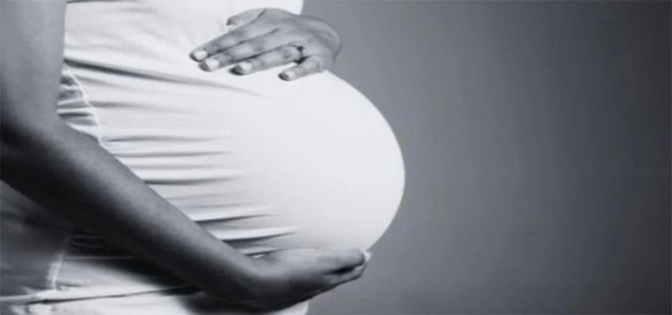 Mãe de 18 anos tenta matar bebê após dar à luz em banheiro de shopping