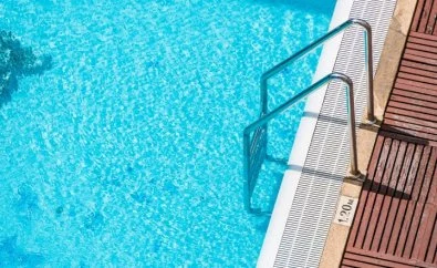 Bebê de 1 ano morre após se afogar em piscina