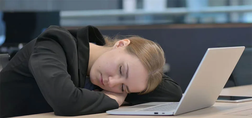 Dormir menos de 6 horas diárias eleva em até 6x queda no desempenho no trabalho