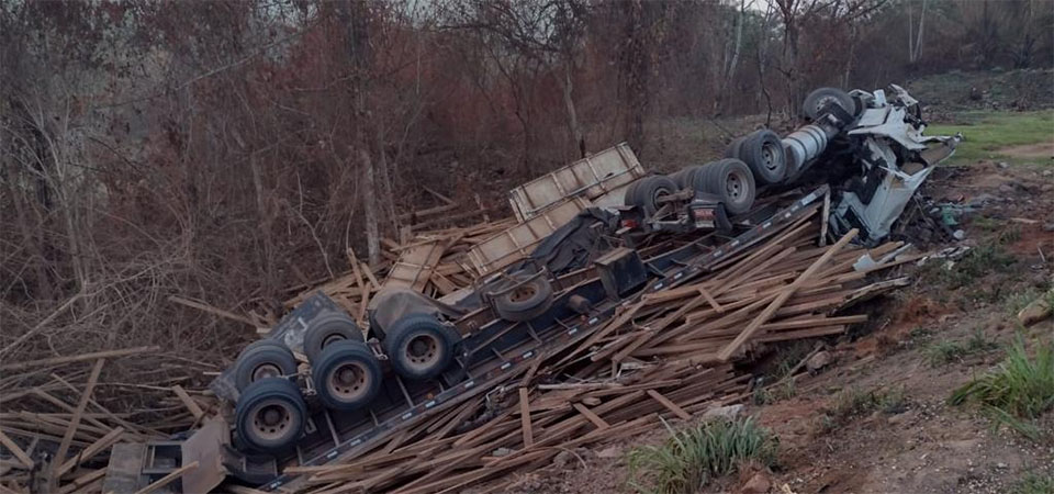 Caminhoneiro morre em grave acidente na BR-163