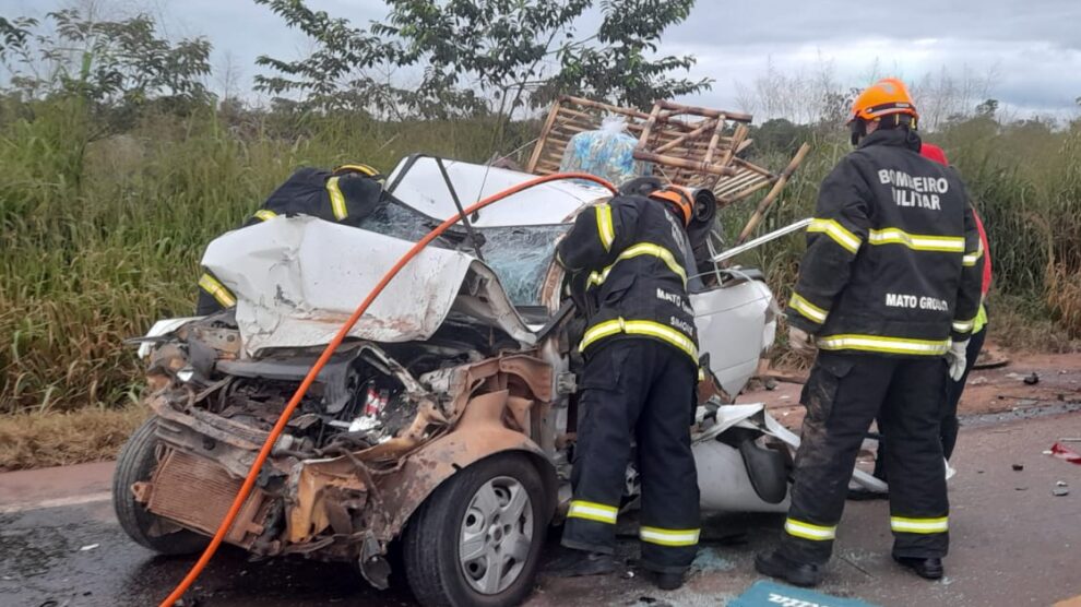 Mulher morre em violenta colisão entre carro, caminhão e carreta na BR-163