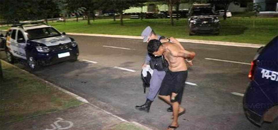 Jovem invade condomínio, tenta pegar bebê de moradora e acaba preso