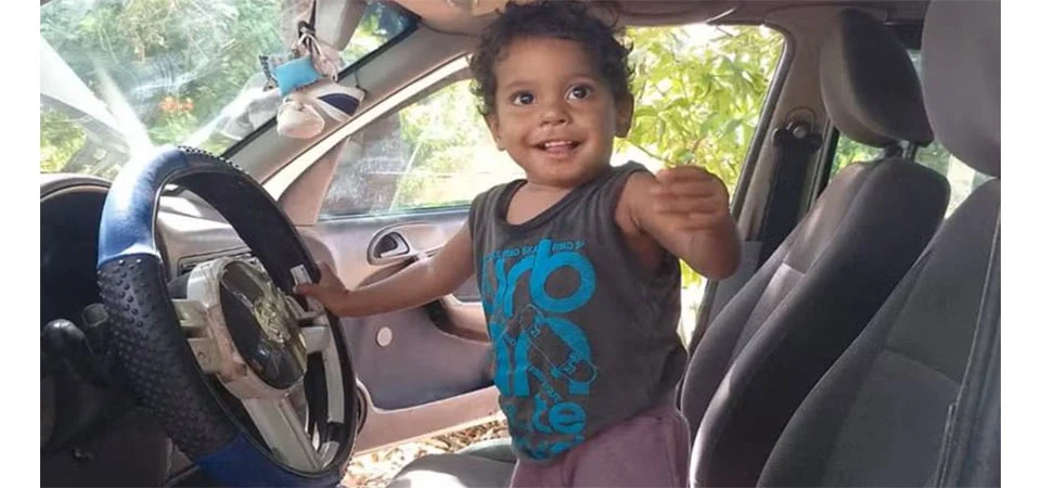 Menino de 1 ano morre eletrocutado após mãe ligar tomada de geladeira