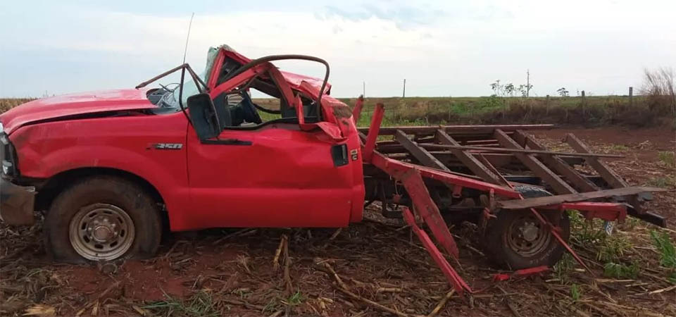 Capotamento de Ford-350 resulta na morte de dois homens