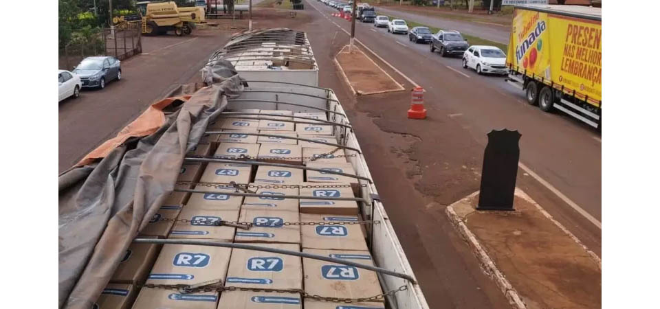 Polícia apreende carreta com 50 mil pacotes de cigarro paraguaio