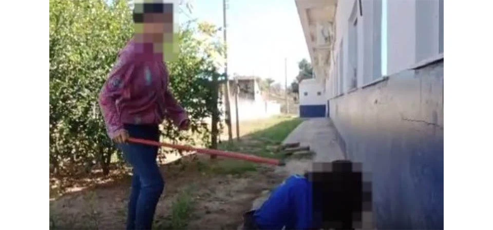 Estudante é colocada de joelhos e espancada com cabo de vassoura em escola de MT. Vídeo